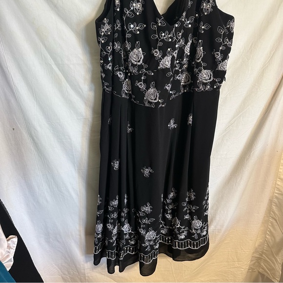 R & M Richards Woman Dress - Picture 8 of 13